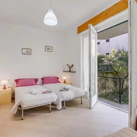 Daire Casa Adelina, Center With Private Garden - Happy